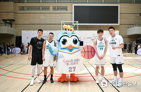 Kyranbek Makel, Jeremy Shu-How Lin, 마카오 현지 선수들이 Wavey the Peacock of Galaxy Kidz가 함께 단체 사진을 찍고 있다