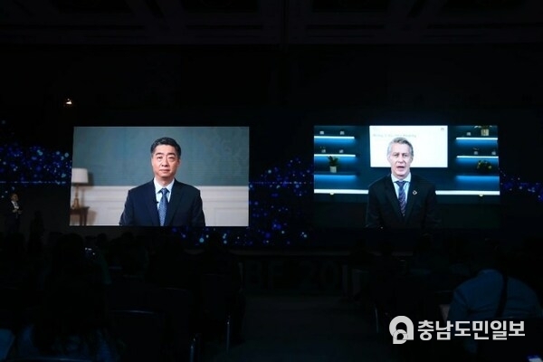 Huawei’s Ken Hu and GSMA’s Mats Granryd discussing 5G at MBBF 2023 in Dubai