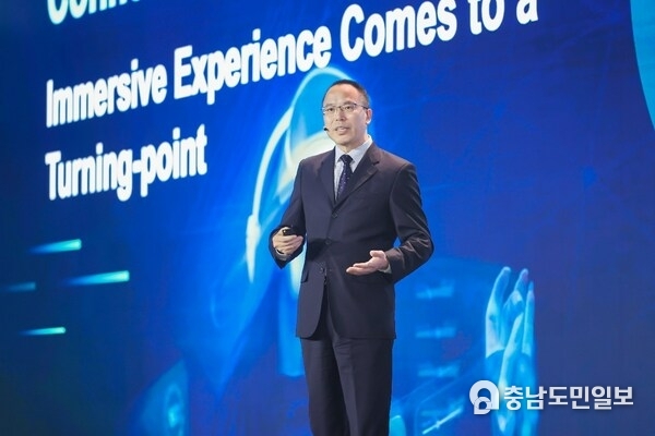 Cao Ming launching the industry's first full-series solutions for 5.5G