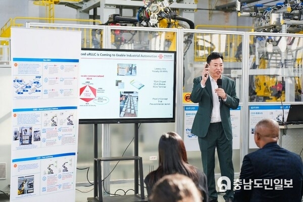 Fan Ji'an, Chief Big Data Scientist of China Unicom, speaking at the press conference
