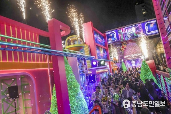 Harbour City in Hong Kong hosted a lighting ceremony to launch its“Merry Spacemas” Christmas decoration.