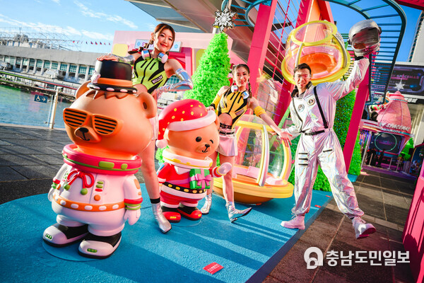 Over 30 delightful Bear Astronauts, Christmas Tree Robots, and Alien Friends are welcoming everyone from the world across 10 photo spots of "Bear Rocket Launch Station" .