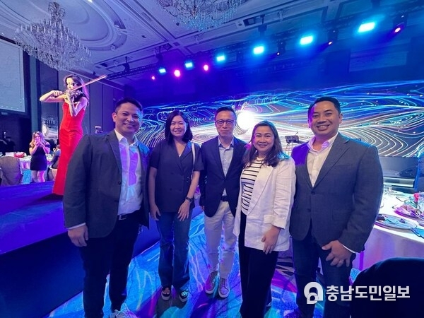 GCash leaders led by CEO Martha Sazon with Ant Group Chairman Eric Jing