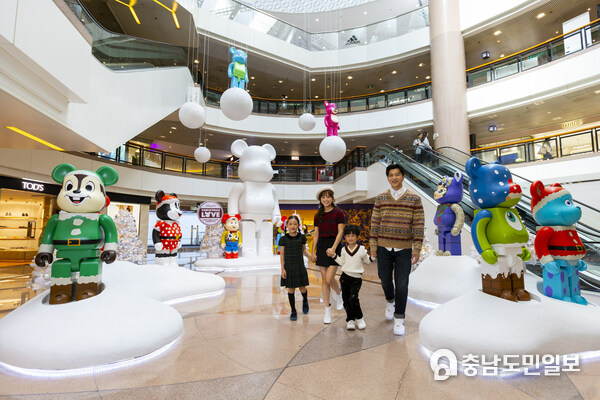 12 BE@RBRICK characters join hands to create a 4.2-Meter-Tall snow-white BE@RBRICK Mickey Mouse at the “BE@RBRICK Snow Party”.