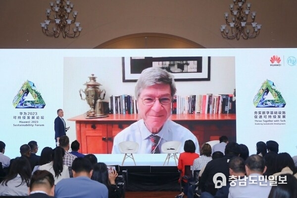 Jeffrey Sachs delivering a keynote speech at Huawei 2023 Sustainability Forum