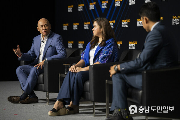 Ernest Cu, Globe Group President and CEO, speaks about raising unicorns in a panel discussion at the Singapore Fintech Festival, November 15, 2023. Beside him is Martha Sazon, President and CEO of Globe affiliate GCash, the country’s No. 1 Finance App and only double unicorn. (Photo via SFF)
