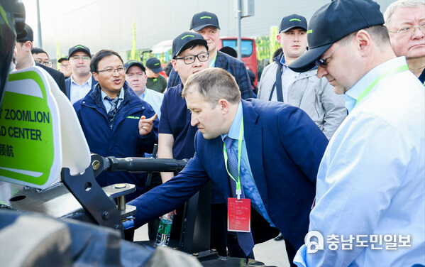 Representatives from international agents taking a close look at Zoomlion Agriculture Machinery’s products
