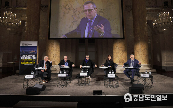 Huawei's Radoslaw Kedzia (right and also top screen) speaking at the Global Peter Drucker Forum