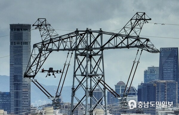 China Southern Power Grid Shenzhen Power Supply Bureau uses large multi-functional drones to inspect important lines