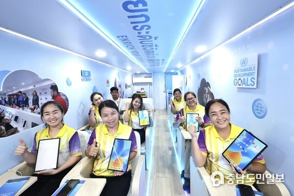 Students on board at Huawei Digital Bus