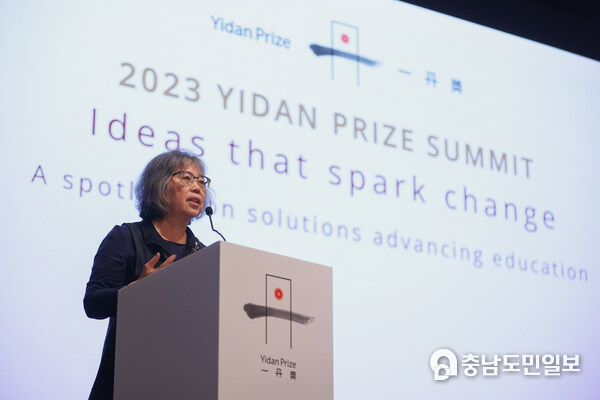 2023 Yidan Prize for Education Research 수상자인 Michelene Chi 교수가 '학생들의 학습 방법에 기반한 교육 방식 재고: 이론의 실천'으로 패널 토론을 열고 있다.