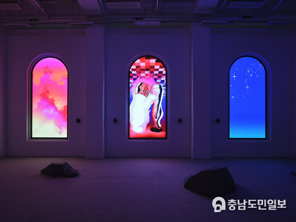 "Past / Present / Future / Bleeding / Tearing / Drifting" 2023, three-channel video installation on LED, dimensions variable. Exhibition view from Kongkee: Warring States Cyberpunk. Courtesy of Tai Kwun, Hong Kong.