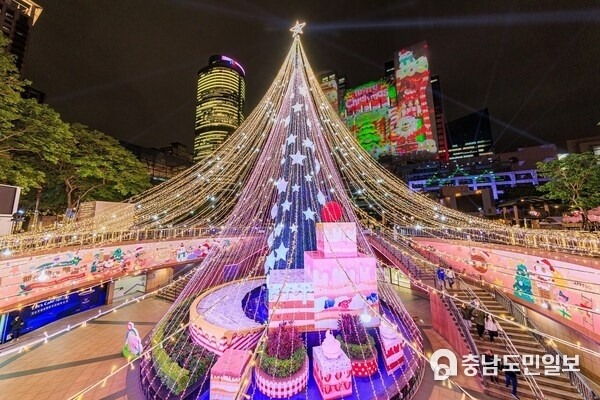 A special Christmas tree resembling the forest canopy has been crafted for the occasion, and layered with lighting designs. (Photo courtesy of Tourism and Travel Department of New Taipei City Government )