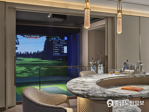 State-of-the-art full swing golf simulator with 48 renowned courses
