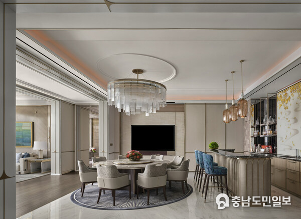A magnificent suite with both views of the city and the sea