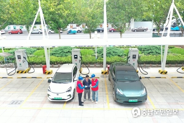 Photo shows company staff working on a charging site (Photo provided by State Grid Yantai Power Supply Company)