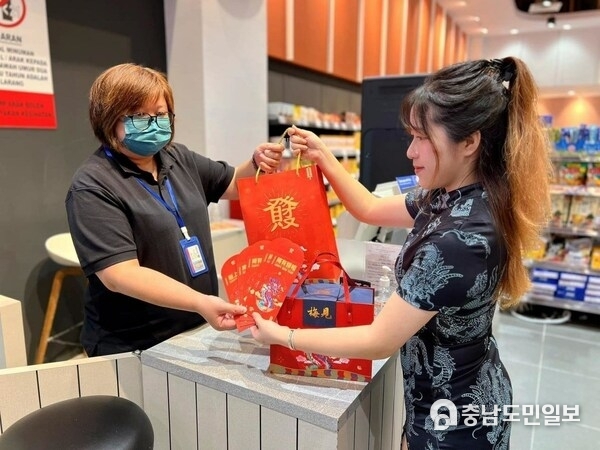 AEON Supermarket in Malaysia, where Chinese flavors such as MEIJIAN Green Plum Liqueur are popular