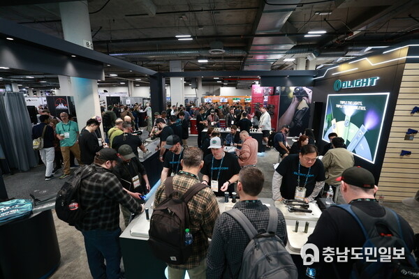 OLIGHT SHOT Show Booth