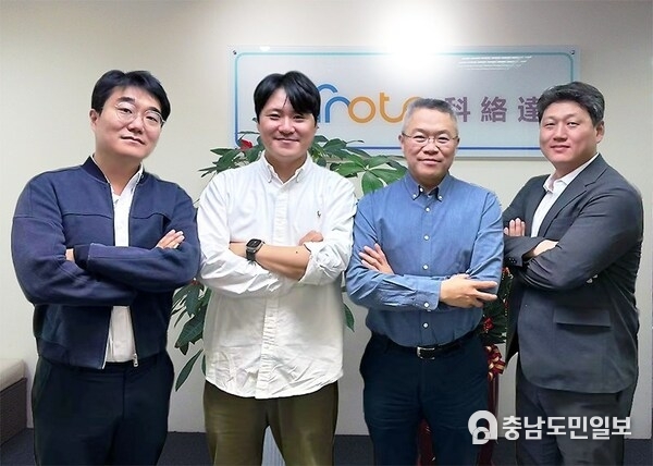 오른쪽에서 두 번째와 세 번째: Carota CEO Paul Wu, F.LAB CEO 김준형