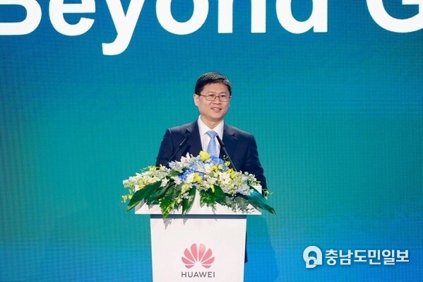 Li Peng delivers opening remarks at the summit