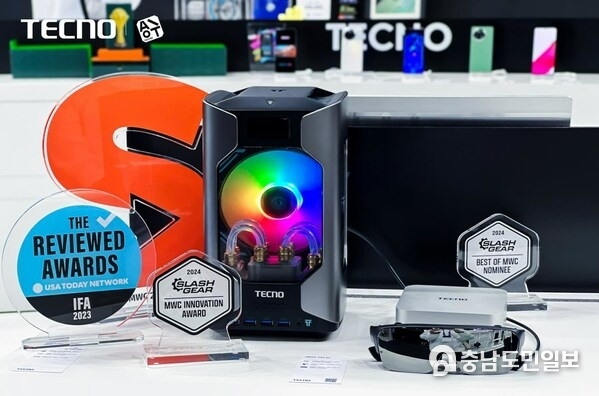 MEGA MINI Gaming G1 (right) and MEGA MINI M1 (left), present with TECNO AR glass