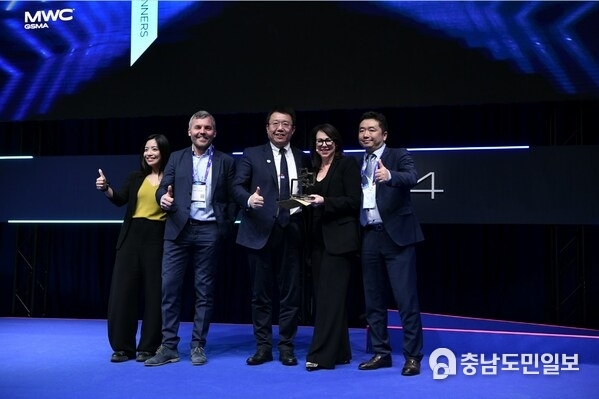 Lu Yong, Huawei Senior Vice President and President of the European Region for Huawei, receives the GLOMO at MWC Barcelona 2024