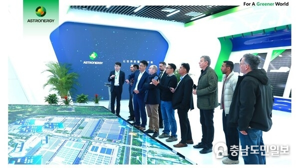 A delegation of Masdar, the Dubai Electricity and Water Authority (DEWA), and India's largest EPC company Larsen & Toubro (L&T) visits Astronergy global headquarters in Haining, Zhejiang Province, China.