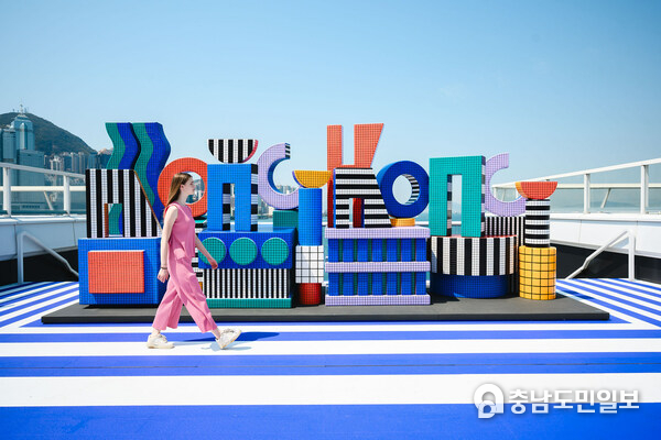 ‘홍콩’ 최초의 도시 표지판 ’Now You See It Now You Don’t’는 홍콩의 새로운 예술 랜드마크이자 관광지이다.