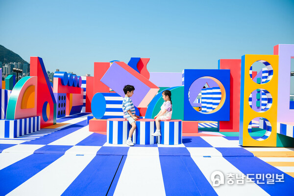 3500제곱미터 규모의 눈부신 공공미술 설치물은 시각적으로 매혹적인 영향과 함께 관객의 기분을 북돋아 준다.