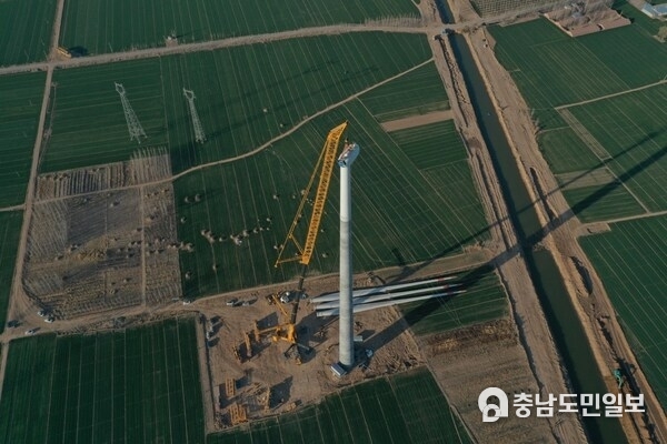 With the capability to hoist 230 tons at a height of 162 meters, the XCA4000 sets a new benchmark for the highest and heaviest lifting capacity among wheeled cranes and has lately made its first delivery to Hebei Rongcheng Technology in Hengshui, China.