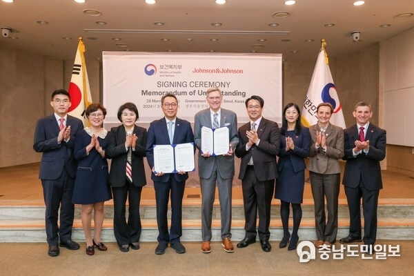 글로벌 엑셀러레이터 플랫폼 사업 협약식에 참석한 보건복지부 관계자와 존슨앤드존슨 임원들이 기념촬영을 하고 있다. (왼쪽부터) 윤흥식 얀센 북아시아 지역 총괄사장 대행, 김옥연 존슨앤드존슨 대외협력 및 정책 아시아태평양 총괄, 정은경 보건복지부 보건산업정책국장, 박민수 보건복지부 제2차관, 빌 하이트 존슨앤드존슨 최고 외부혁신 및 의학부문 총괄 부회장, 오진용 존슨앤드존슨 메드테크 북아시아 지역 총괄사장, 샤론 챈 존슨앤드존슨 이노베이션 – JLABS 아시아태평양 총괄, 마이케 스테눌 존슨앤드존슨 이노베이션 및 기업 R&D 전략기획 부사장, 빌 포스터 존슨앤드존슨 외부 혁신 및 의학 커뮤니케이션 글로벌 총괄
