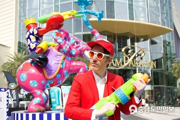 Philip Colbert, world-renowned London-based pop artist, and his first showcase in Bangkok ‘Songkran Lobster Wonderland, an exclusive collaboration with Siam Paragon to celebrate Thai New Year.