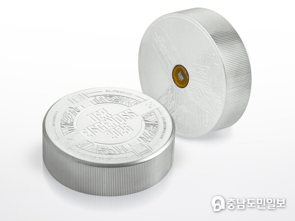 The Swiss ice hockey puck called "Eisgenoss", which is issued in a limited edition of gold, silver and conventional hard rubber, gives fans access to unique privileges thanks to an integrated chip.