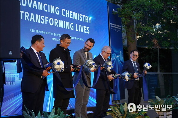 From left to right respectively are: Mr. Bao Hua, the Chairman from Administrative committee of Yantai Economic and technological development area; Mr. Hu Aimin, the Consul General of Chinese consulate in Barcelona; Mr. Roger Torrent Ramio, the Minister of Business and Labor from the government of Catalonia; Mr. Jordi Valls Riera, the Deputy Mayor of Barcelona city consul; Dr. Hua Weiqi, the Executive Vice Presisdent from Wanhua Chemical.