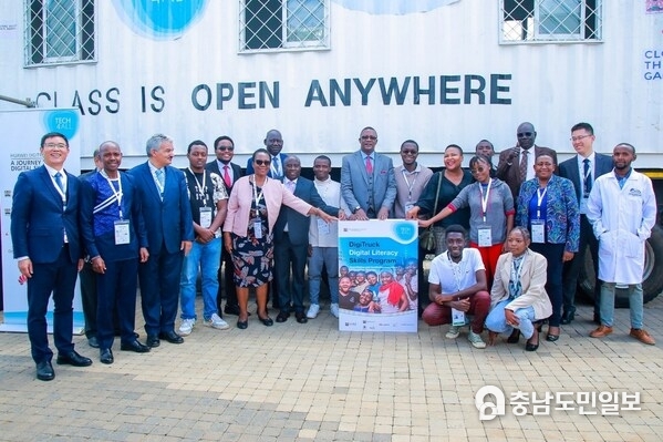 Mr.Eliud Owalo along with ICT Ministers from Lesotho, Sahrawi and South Sudan; PS ICT John Tanui along with PSs from Malawi, Sahrawi, South Sudan and Zimbabwe; Chair of the Communications Authority, CEO of the ICT Authority. Accompanying the government officials were Huawei Deputy CEO for Public Affairs, Steven Zhang, MD for Enterprise Business Kevin Wen, Ian Korir, the Huawei DigiTruck Project Manager and youth who have been trained on the DigiTruck.