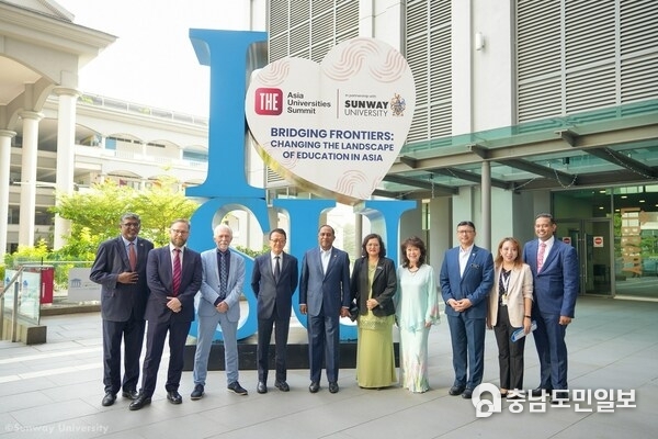 Tan Sri Sir Dr. Jeffrey Cheah, founder and chairman of Sunway Group and YB Dato’ Seri Diraja Dr. Zambry Abdul Kadir, Minister of Higher Education Malaysia alongside distinguished guests at THE Asia Universities Summit, Sunway University.