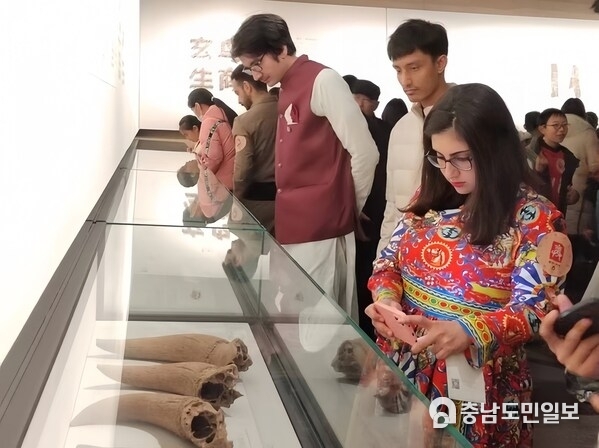 Tourists visit Zhengzhou Shang Dynasty Ruins Museum