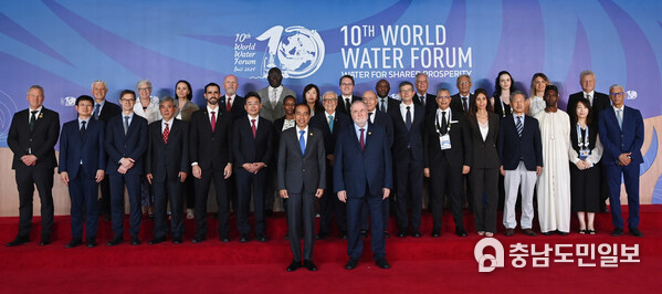 President Joko Widodo (front, left) posed for a photo with President of World Water Council Loïc Fauchon (front, right) and several committee of the World Water Council for the 10th World Water Forum 2024 in Nusa Dua, Bali, on Monday, (20/5/2024)