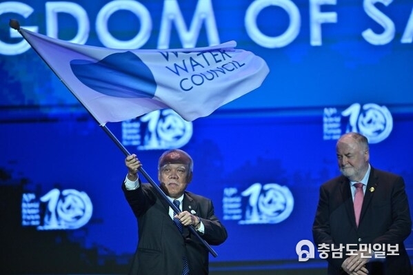 Indonesian Minister of Public Works and Housing Basuki Hadimuljono (left), accompanied by the President of the World Water Council Loïc Fauchon, waved the World Water Council flag as a sign of the 10th World Water Forum has concluded.