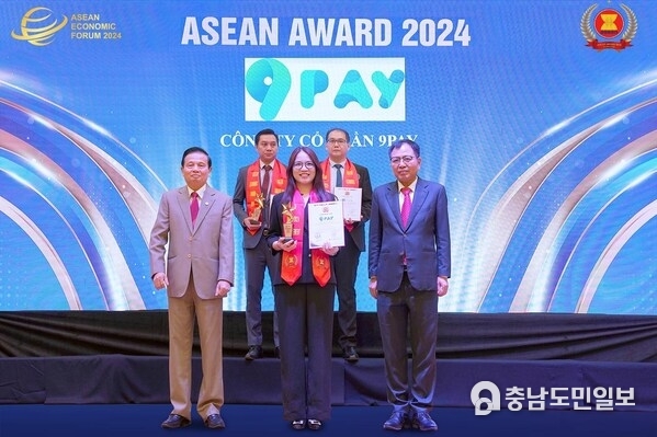 Ms Trang Susi - 9Pay's Marketing Director received the Top 10 ASEAN Typical Enterprises Award