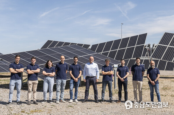 The TrinaTracker team outside the Viana plant. (Photo: TrinaTracker)