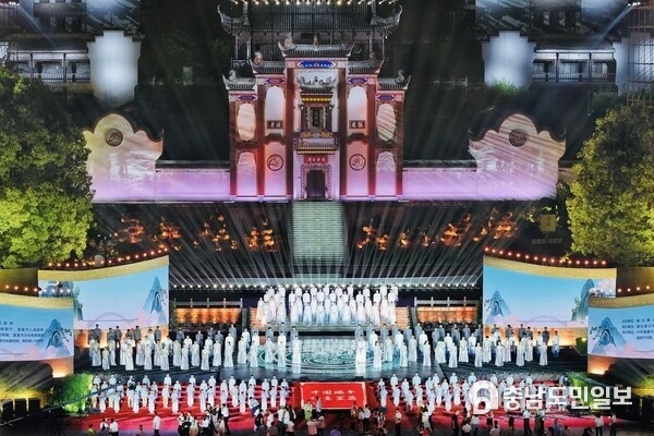 Photo shows the opening ceremony of 2024 Qu Yuan's hometown Dragon Boat Culture Festival held in Yichang City, central China's Hubei Province.