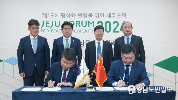 Representatives of Hainan and Jeju at the signing of the "Memorandum of Understanding on Jointly Promoting Workation Projects". (Photo: Hainan Daily)