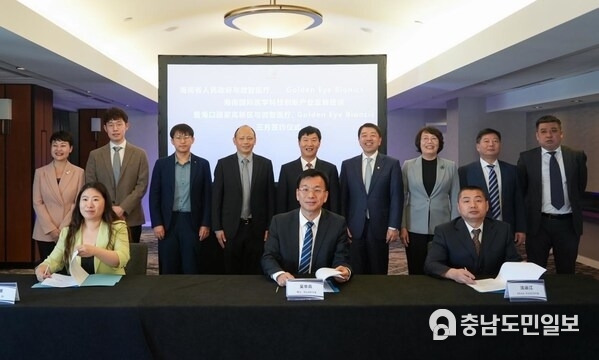Hainan delegation signs an agreement with IntelliMicro Medical Co. Ltd. (Photo: Hainan Daily)