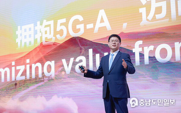 Li Peng, Huawei's Corporate Senior Vice President and President of ICT Sales & Service, delivered a keynote