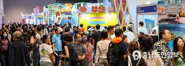 다양한 대륙에서 온 방문객들로 가득 찬 5개 홀과 약 1km 길이의 국제 여행지별 특별 전시관으로 구성된 ITE 2024의 앞줄 광경