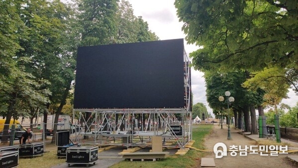 Unilumin's team assembles screens at the Paris Olympics site