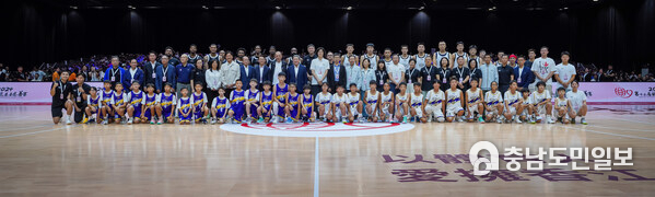 The attendees posed for a group photo.