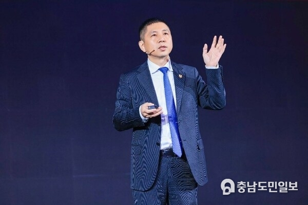 Leon Wang, President of Huawei's Data Communication Product Line, delivering a speech