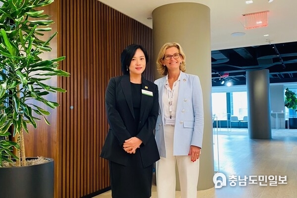 ZTE Vice President Summer Chen took a photo with ITU Secretary-General Doreen Bogdan-Martin